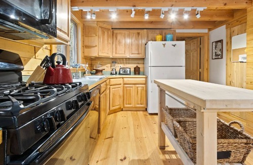 Standish House | Peaceful Frye Island Stay – Cozy Family Comfort