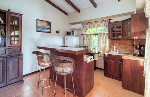 Esterillos Centro Apartment | Peaceful Gataway Near Beach with Pool Access