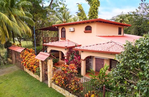 Esterillos Centro Apartment | Peaceful Gataway Near Beach with Pool Access