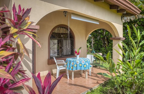 Esterillos Centro Apartment | Peaceful Gataway Near Beach with Pool Access
