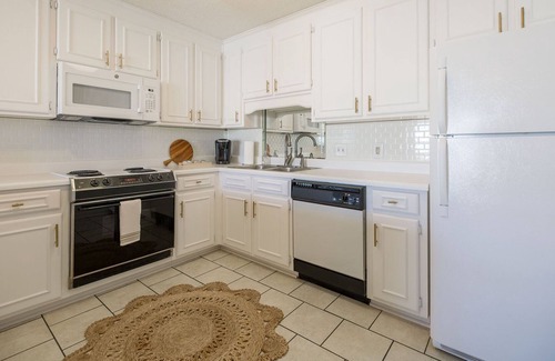 Summer Breeze Condo | Peaceful Gated Resort-4 Min Walk To Beach! Snowbirds Welcome!
