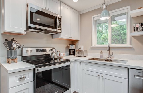 Westgate House | Peaceful Getaway in Desirable Edmonds Near Seattle. ADA accessible.