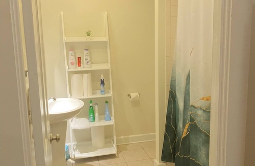 Pendleton Condo | Peaceful Getaway Queen Bed & Free Heated Garage Parking