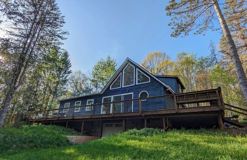 Town of Colchester Ski Chalet | Peaceful getaway w/modern comforts - Great for families, groups & nature lovers