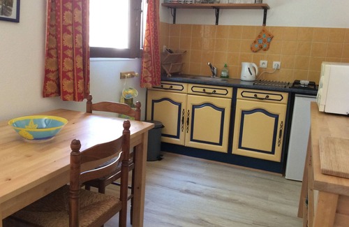 Le Val Apartment | Peaceful gite with pool in rural Provence ideal for coast and lake visits.