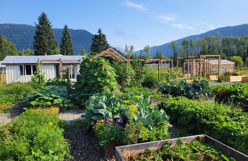 Central Kootenay House | Peaceful Guesthouse On Historic Farm