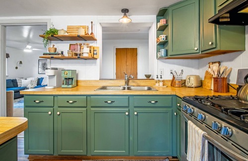 Hood House | Peaceful Hideaway Near Shenandoah Pet Friendly