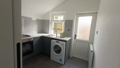 Canton Apartment | Peaceful Hideaway with Hot Tub near Cardiff Centre