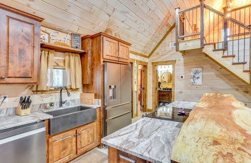 Rising Fawn Cabin | Peaceful Hiker's Hideaway w/Deck on 1 Acre!