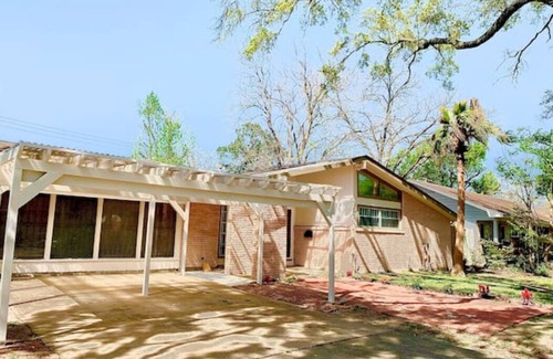 Sharpstown House | Peaceful Home 10 minutes to Downtown, Shopping mall, Restaurants and Night Clubs