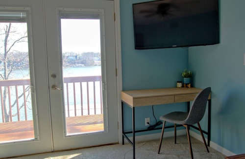 Camdenton House | PEACEFUL HOME-4 BEDROOMS w/3 KING BEDS, 3 BATHROOM, EASY PARKING & A BOAT SLIP!