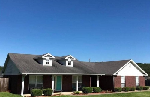 Fayetteville House | Peaceful Home close to I-49 and Razorback Stadium