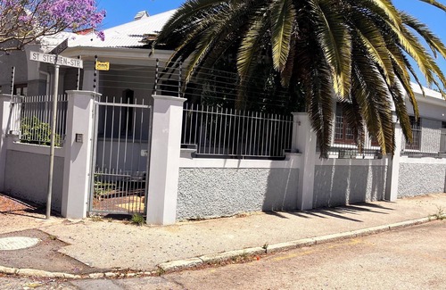 Port Elizabeth Central House | Peaceful Home Guesthouse . Spacious 4BR En-Suite House W/Free Wi-Fi & Parking.