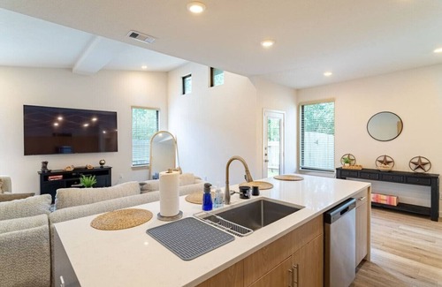 Roman Forest House | Peaceful home near 59 N
