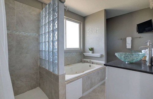 Hemet House | Peaceful home with 360 degree lake, mountain, and city views