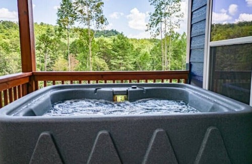 Bryson City Cabin | Peaceful/Hot Tub/Firepit/Minutes 2 Deep Creek & Town/Deck w/Rockers