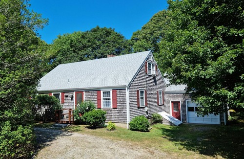 Menemsha House | Peaceful House on Menemsha Hill - 2 min from beach!