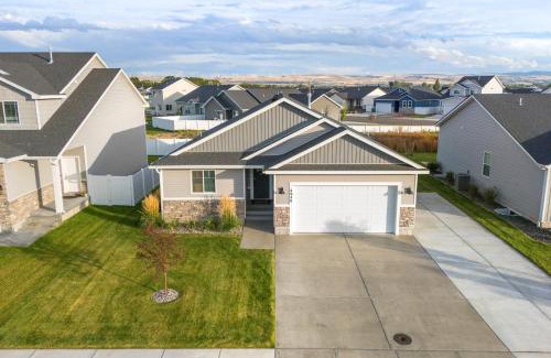Idaho Falls House | Peaceful Idaho Falls Stay Fire Table Sleeps 8
