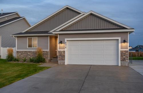 Idaho Falls House | Peaceful Idaho Falls Stay Fire Table Sleeps 8