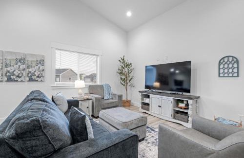 Idaho Falls House | Peaceful Idaho Falls Stay Fire Table Sleeps 8