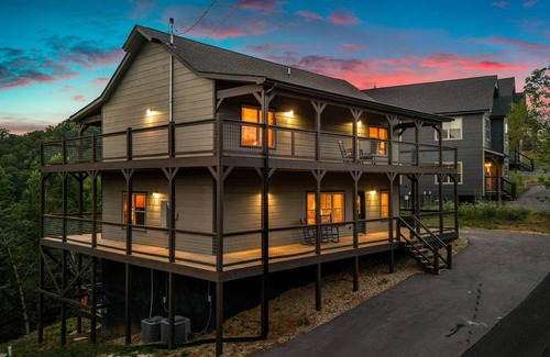 Sevierville Cabin | Peaceful/Indoor-Pool/Wrap-Around-Decks/6BR/Sleeps20