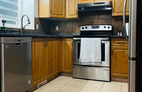 Southeast Edmonton House | Peaceful| King Beds| Attached Garage| Pet Friendly.