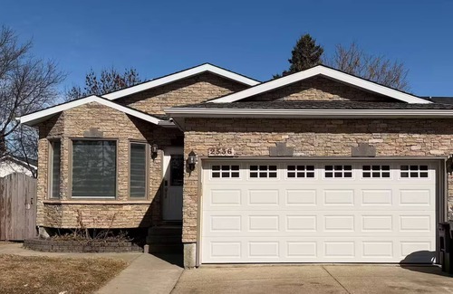 Southeast Edmonton House | Peaceful| King Beds| Attached Garage| Pet Friendly.