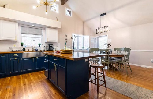 East Stroudsburg Villa | Peaceful Lakefront Retreat! Family & Dog Friendly w/Private Hot Tub!