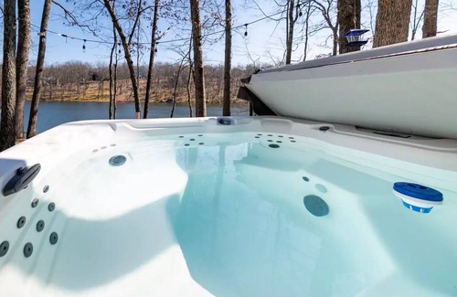 East Stroudsburg Villa | Peaceful Lakefront Retreat! Family & Dog Friendly w/Private Hot Tub!