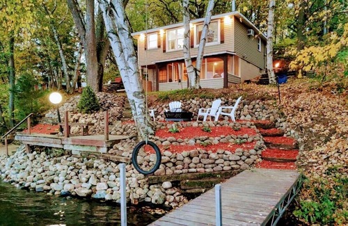 South Haven Cabin | Peaceful Lakeside Cabin with Beautiful Views! Fish, boat, kayak, swim!