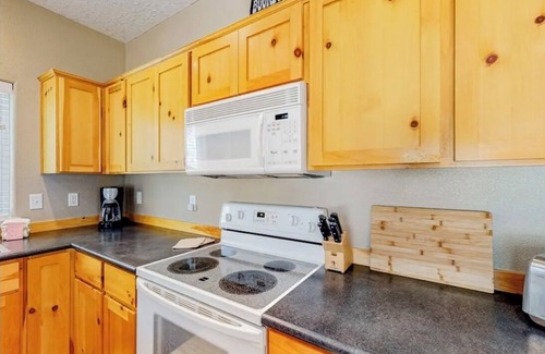 La Pine House | Peaceful Lapine 3 BR Getaway, sleeps up to 8