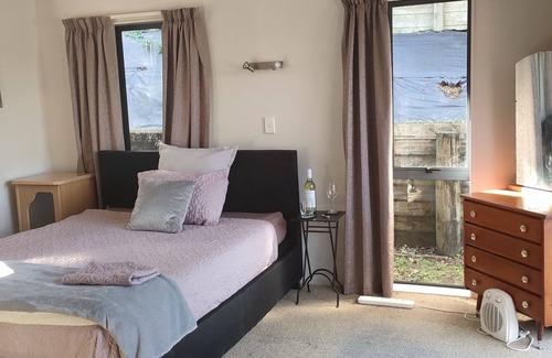 Hamilton House | Peaceful Large Room + Ensuite with Free Wifi