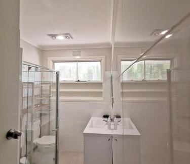 Doncaster East Villa | Peaceful location 3BR WiFi/Netflix/Kitchen