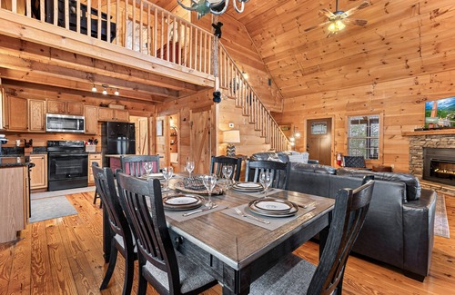 Townsend Cabin | Peaceful Lodge-Style Cabin w/Free Attraction TIckets & Private Hot Tub