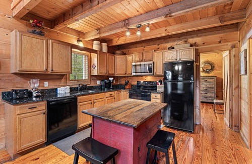 Townsend Cabin | Peaceful Lodge-Style Cabin w/Free Attraction TIckets & Private Hot Tub
