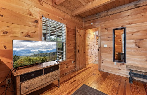 Townsend Cabin | Peaceful Lodge-Style Cabin w/Free Attraction TIckets & Private Hot Tub