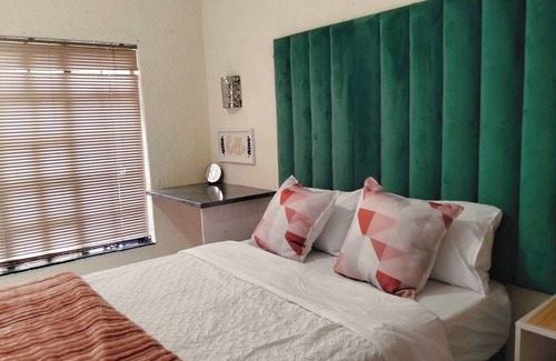 Kempton Park Cabin | Peaceful lodge with free WiFi in Kempton Park, near airport, near airport