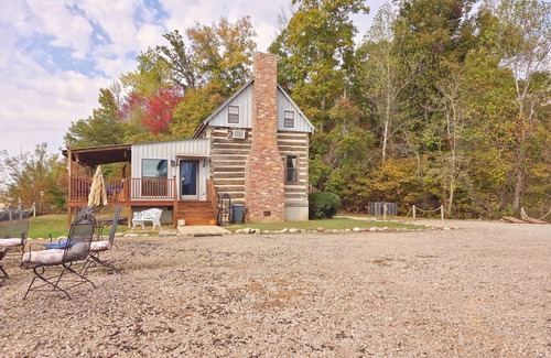Morris Chapel Cabin | Peaceful log cabin on Tennessee River! Pet friendly, close to historical sites.