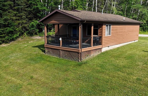 Alger Cabin | Peaceful Log Cabin Perfect for Cozy Couples' Retreat | Scenic Riverfront