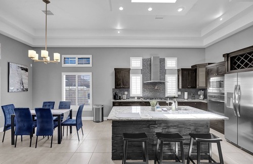 Biggs Field House | Peaceful luxurious corner home in front of a park. Has a yard for dogs