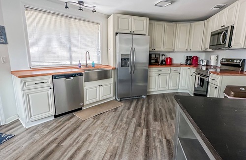 Thomas Drive House | Peaceful Lydia Hide-O-Way - Unwind Near Beach, Breakfast, Spa & Go-Karts!