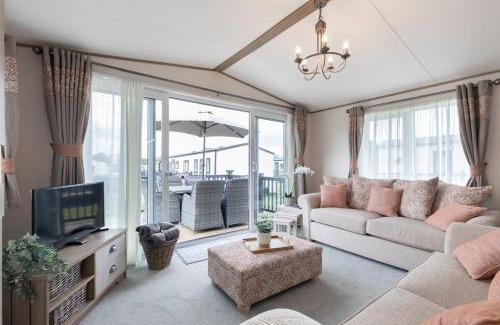 South Cerney Cabin | Peaceful Millers Lodge at The Cotswold Water Park