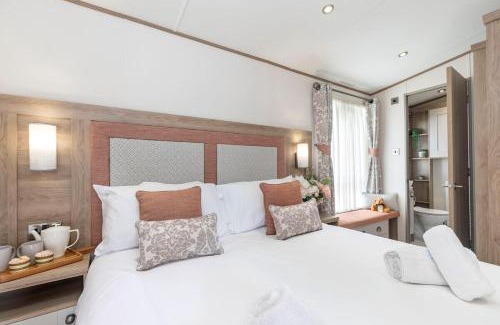 South Cerney Cabin | Peaceful Millers Lodge at The Cotswold Water Park