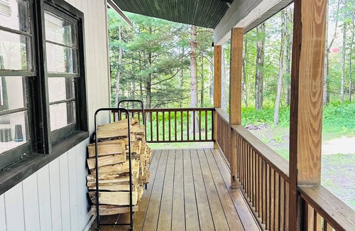White Lake House | Peaceful Modern Getaway! 5 Min from Bethel Woods