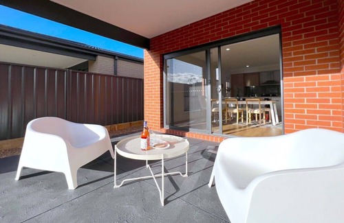 Pakenham House | Peaceful Modern Parkfront Retreat in Pakenham