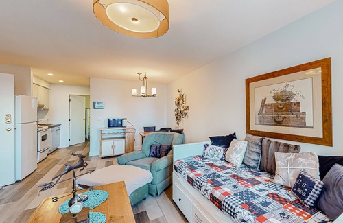 Big White Ski Resort House | Peaceful mountain suite with open layout, internet, & W/D - walk to the lifts