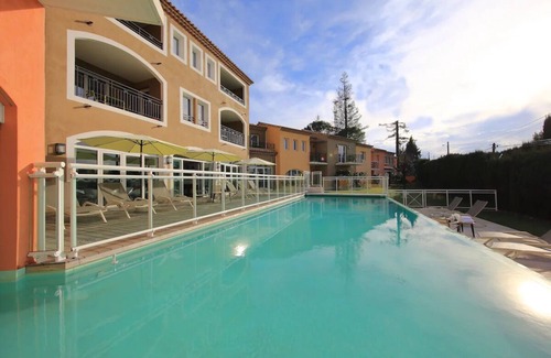 Mougins House | Peaceful Mougins Hotel Stay with Pool | Pets are Allowed + Free Parking