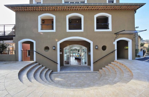 Mougins House | Peaceful Mougins Hotel Stay with Pool | Pets are Allowed + Free Parking