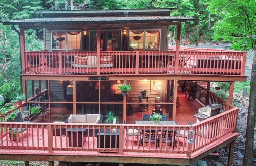 Sevierville Cabin | Peaceful Mountain Cabin Chalet & Wonderful Outdoor Living Space and Sports bar.