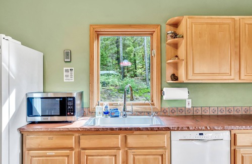 Nederland Cabin | Peaceful Mtn Retreat~fire pit~Ev charger~cornhole~foosball~wood stove free wood